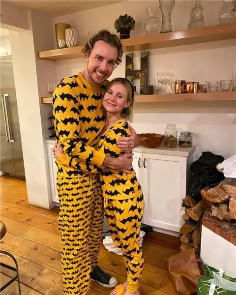 Kristen Bell és férje Dax Shepard ölelés