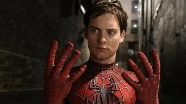 Tobey Maguire în rolul lui Spider-Man se uită la mâinile lui