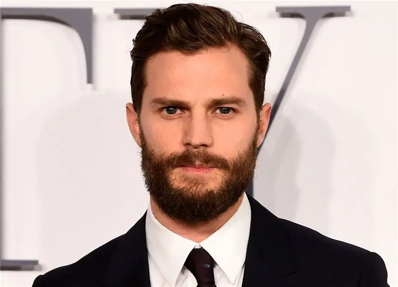 Jamie Dornan hauv ib lub tsho dub ntawm cov ntaub pua plag liab