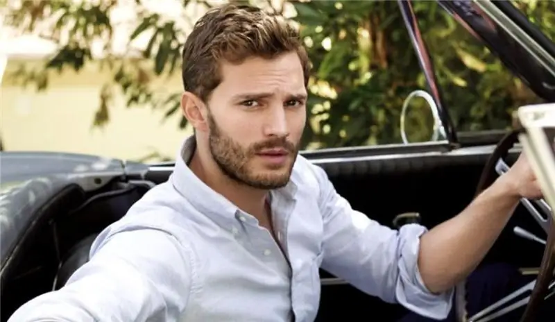 Jamie Dornan di dalam mobil