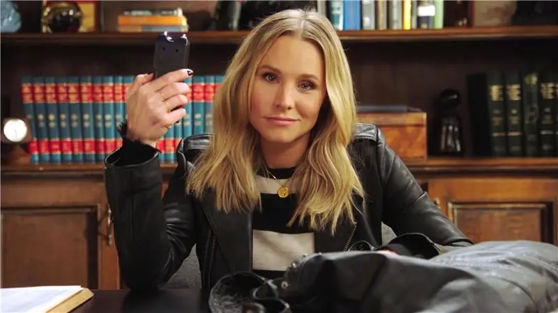 Veronica Mars agter die lessenaar by Mars Investigation