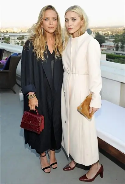 Məryəm Kate və Ashley Olsen tədbirdə birlikdə dayanır