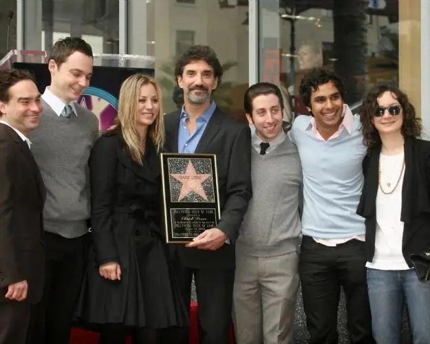 Chuck Lorre con su estrella del Paseo de la Fama de Hollywood, posando con el elenco de The Big Bang Theory