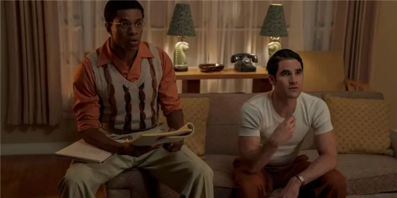 Jeremy Pope et Darren Criss dans une scène d'Hollywood