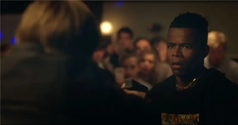 Cop richtet in einer Folge von Dear White People eine Waffe auf Reggie