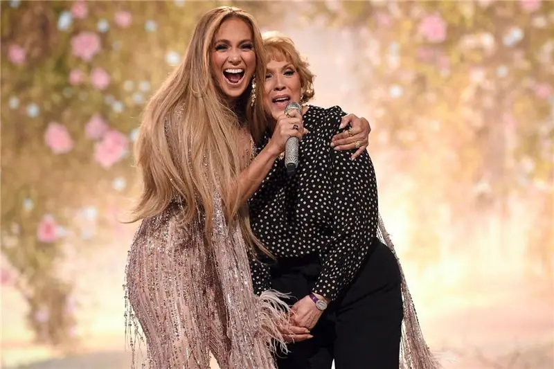 Jennifer Lopez Panggung Bersama Ibu Guadelupe