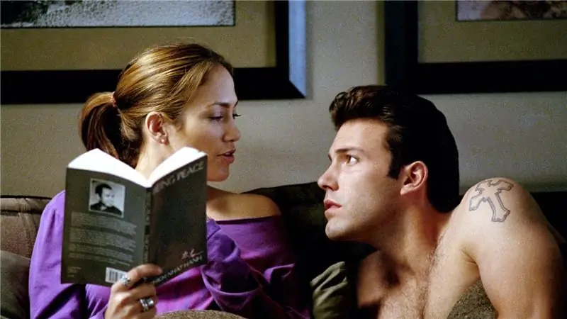 Gigli'de Jennifer Lopez ve Ben Affleck bir kitapla yatakta