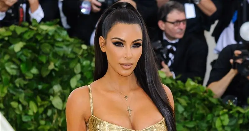 Kim Kardashian w złotej sukience