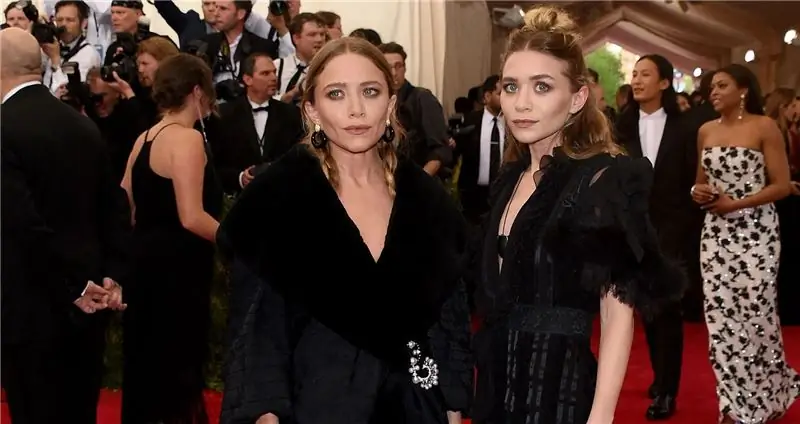 Mary-Kate e Ashley Olsen no tapete vermelho